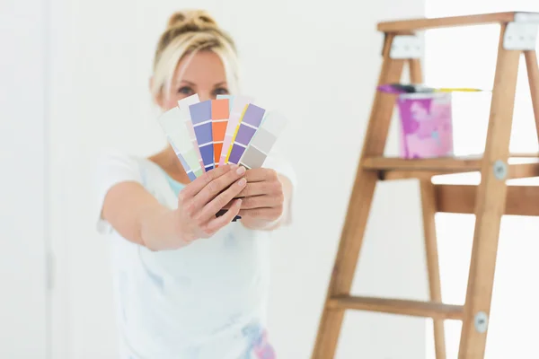 Kobieta trzyma próbki kolorów — Zdjęcie stockowe