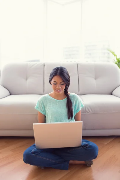 Onu laptop kullanarak katta oturan kız — Stok fotoğraf