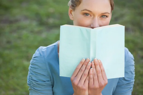 Belle femme avec livre dans le parc — Photo