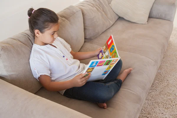 Ontspannen meisje verhalenboek lezen — Stockfoto