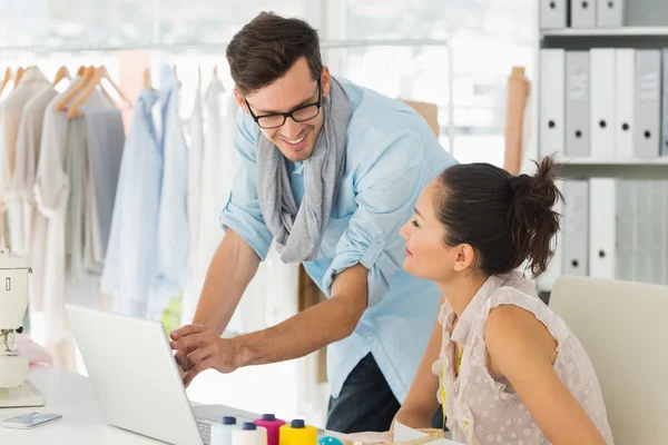 Diseñadores de moda usando portátil en estudio — Foto de Stock