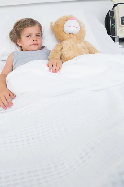 Κορίτσι ξαπλωμένο στο κρεβάτι του νοσοκομείο — Φωτογραφία Αρχείου