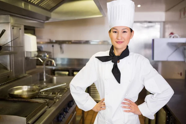 Vrouwelijke kok in de keuken — Stockfoto