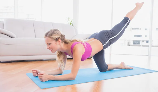 Bionda fare pilates su esercizio mat — Foto Stock