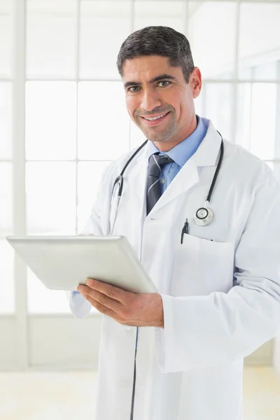 Médico varón sonriente usando tableta digital — Foto de Stock