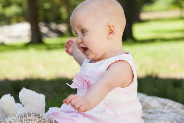 Söt baby sitter på filt på park — Stockfoto