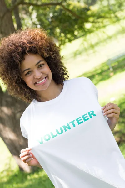 Ambientalista in possesso di maglietta volontaria — Foto Stock