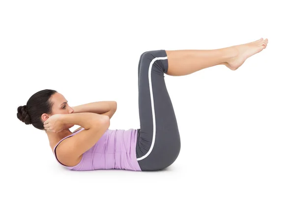 En forma joven mujer haciendo crujidos — Foto de Stock