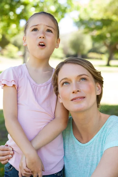 Mor och dotter tittar upp på park — Stockfoto