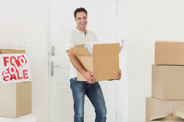 Hombre cargando cajas en una casa nueva — Foto de Stock