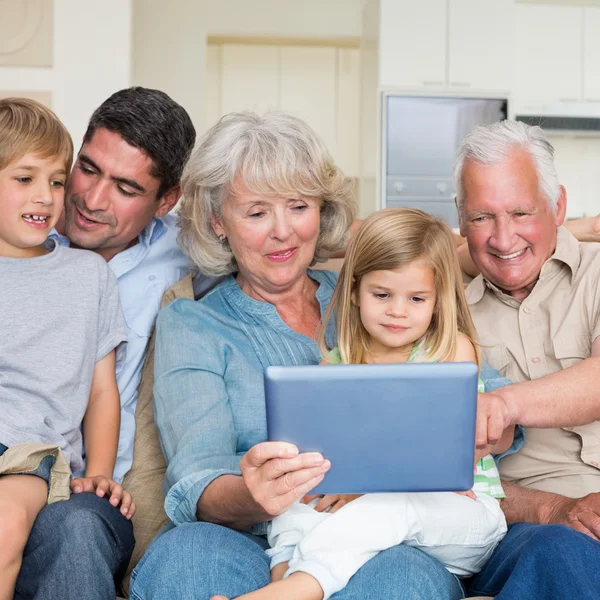 Familj som använder digital surfplatta — Stockfoto