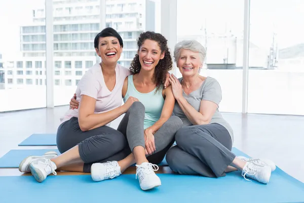 Yoga sınıfındaki neşeli kadınların tam uzunlukta — Stok fotoğraf