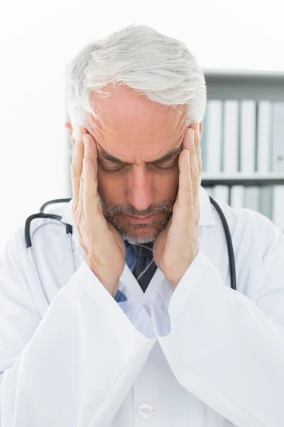 Şiddetli baş ağrısı ile doktora Close-Up — Stok fotoğraf