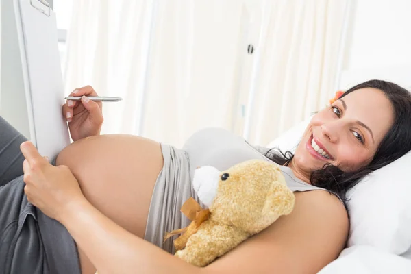 Zwangere vrouw schrijven op Klembord — Stockfoto