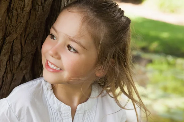 Sorridente giovane ragazza nel parco — Foto Stock