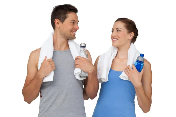 Glad passar unga par med vattenflaskor — Stockfoto