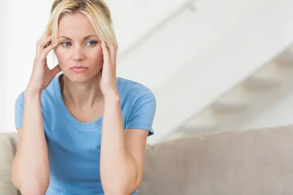 Worried woman in the living room — Stock Photo, Image