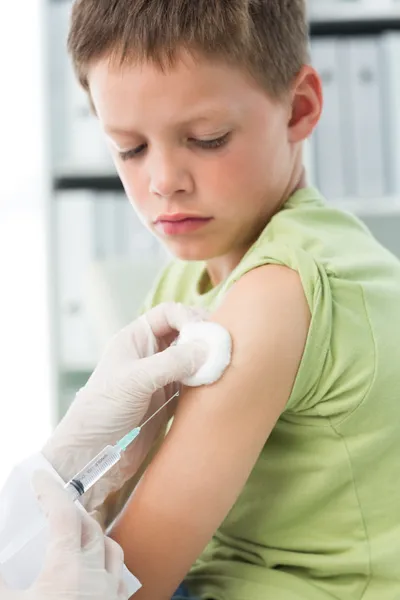 Мальчик получает вакцинацию в руке — стоковое фото