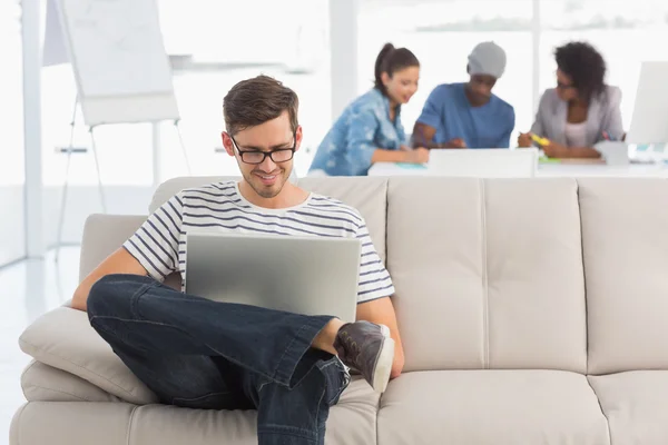 Hombre usando el ordenador portátil con colegas —  Fotos de Stock