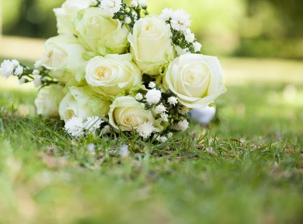 Bouquet da sposa sull'erba al parco — Foto Stock