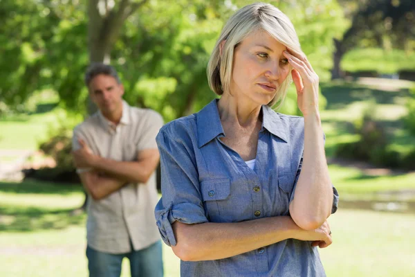 Angry couple in parkland — Stock Photo, Image