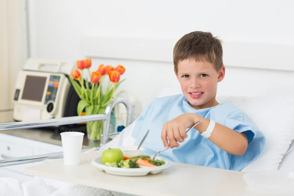 Pojke med hälsosam mat på sjukhus — Stockfoto