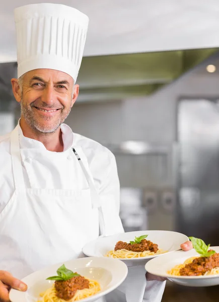 Fiducioso chef maschile con cibo cotto in cucina — Foto Stock