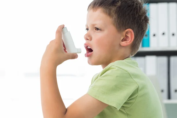 Boy použití inhalátor na astma — Stock fotografie