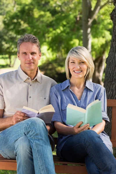 Ehepaar hält Bücher im Park — Stockfoto