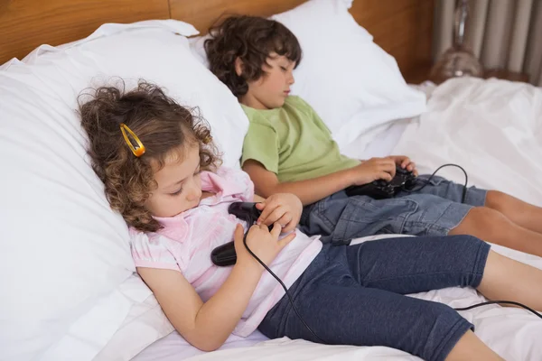 Siblings while playing video games — Stock Photo, Image