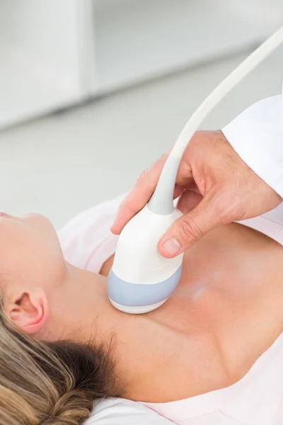 Mulher fazendo uma ultra-sonografia no pescoço — Fotografia de Stock