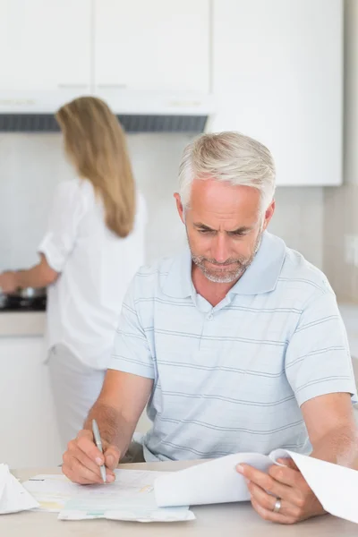 Homme inquiet travaillant sur les finances avec partenaire debout derrière — Photo