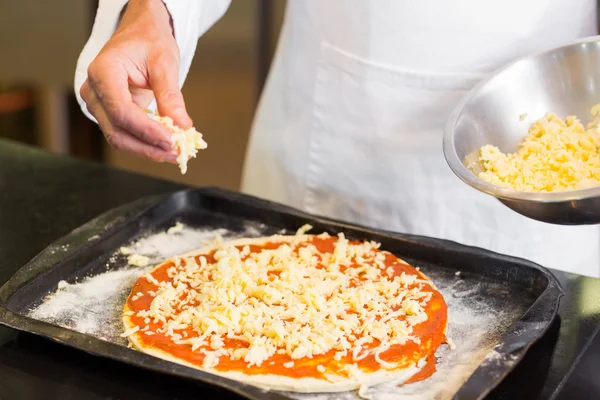 Mittelteil eines Kochs bei der Zubereitung von Pizza — Stockfoto