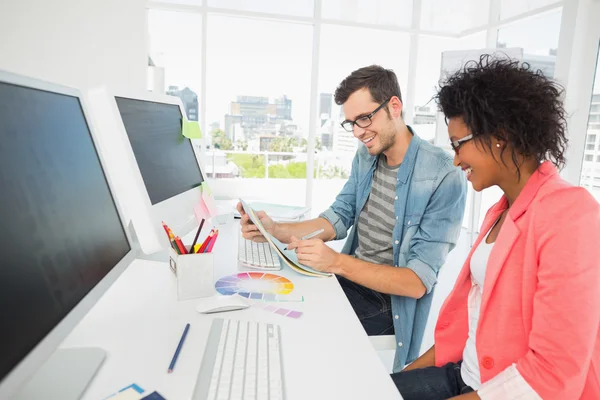 Casual giovane coppia di lavoro su computer — Foto Stock