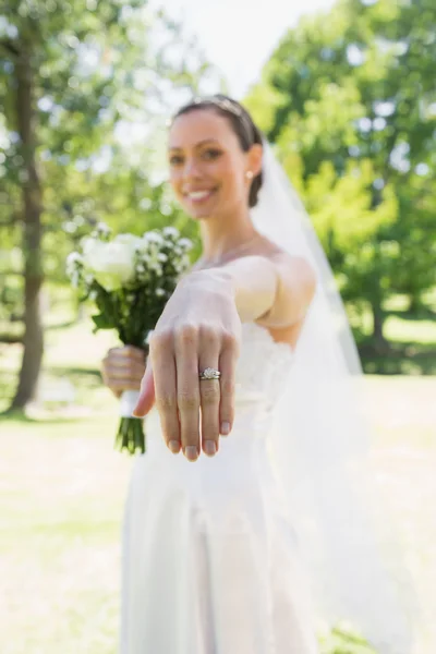 Sposa mostrando anello nuziale — Foto Stock