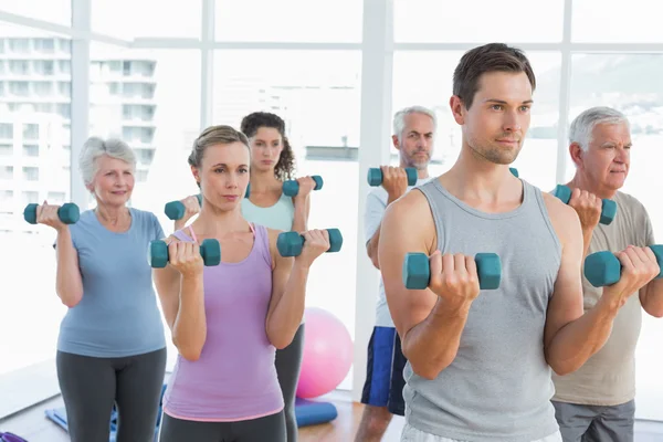Class exercising with dumbbells in gym — Stock Photo, Image