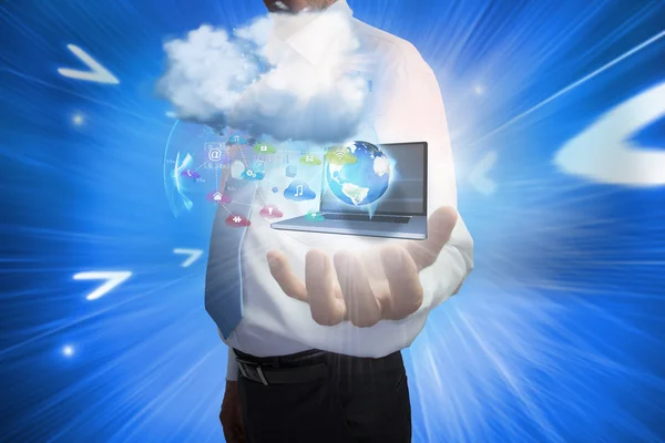 Empresario presentando iconos de aplicaciones y portátiles con nube — Foto de Stock
