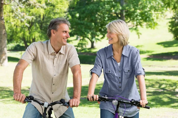 Para na rowerach w parku — Zdjęcie stockowe