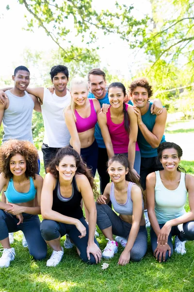 Freunde in Sportbekleidung im Park — Stockfoto