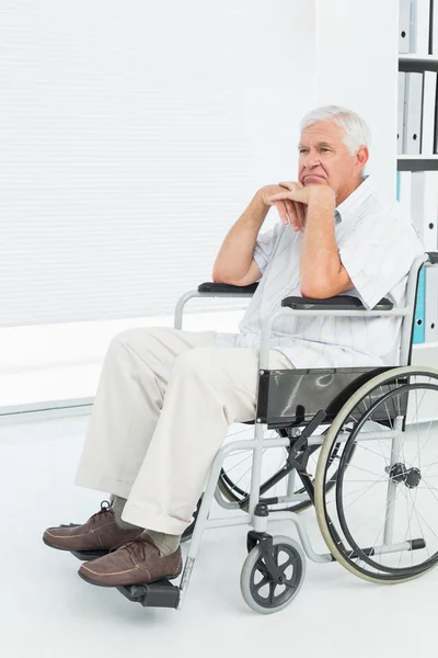 Vista lateral de un triste hombre mayor sentado en silla de ruedas — Foto de Stock