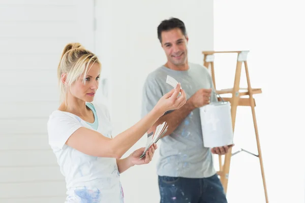 Couple with color swatches and ladder — Stock Photo, Image