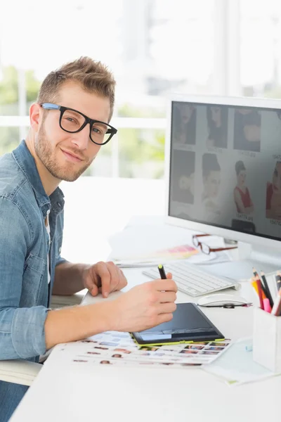 Redattore bello che lavora con digitalizzatore — Foto Stock