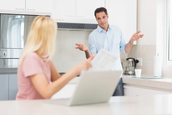 Couple with laptop and bill — Stock Photo, Image