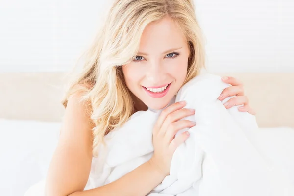 Hübsche Blondine bedeckt sich mit Bettdecke — Stockfoto