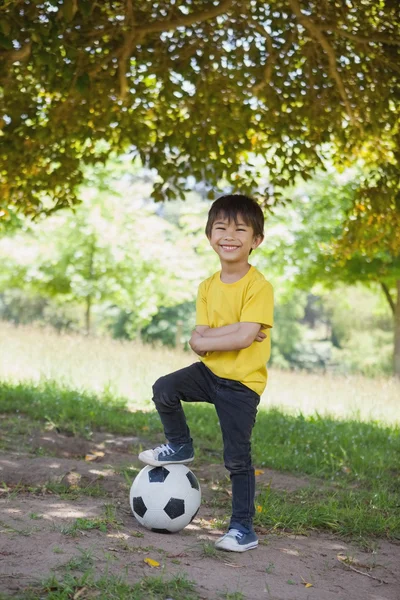 Söt liten pojke med fotboll på park — Stockfoto