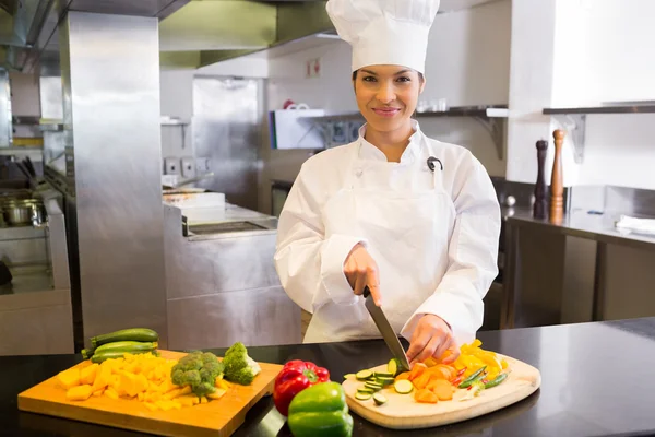 Chef corte de legumes — Fotografia de Stock