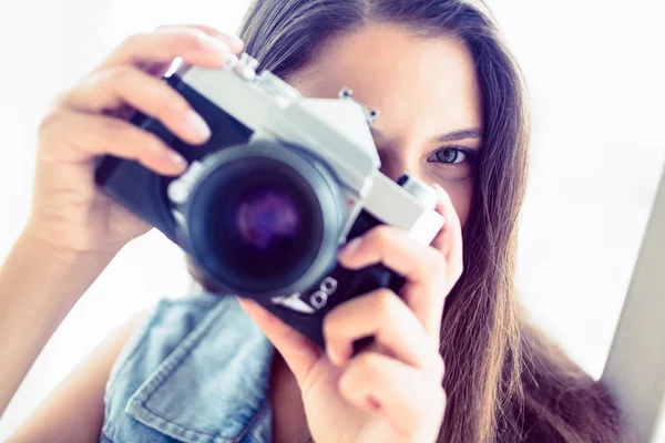 Brünette Frau macht ein Foto — Stockfoto