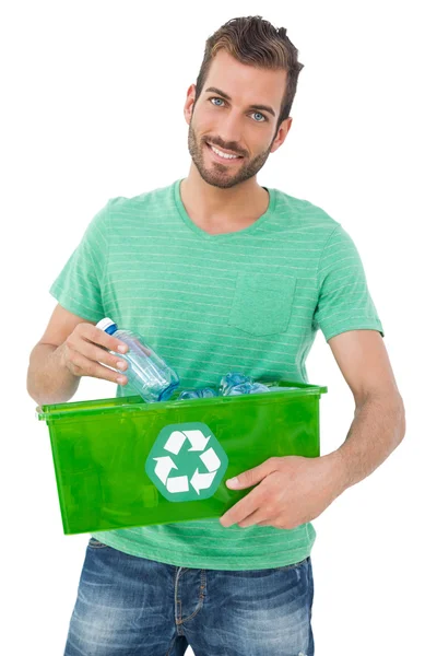 Homem transportando recipiente de reciclagem — Fotografia de Stock