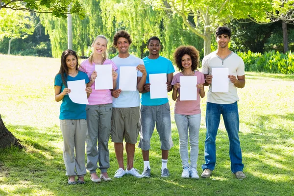 Friends holding blank papers — Stock Photo, Image