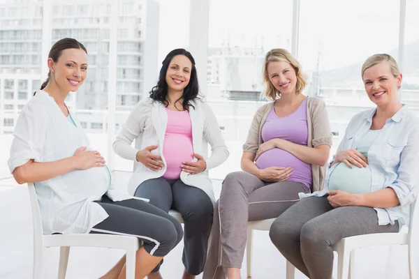 Donne incinte in classe prenatale — Foto Stock